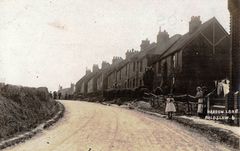 Bottom-end-of-Harrow-Lane-now-renamed-Maplehust-Road-c1908.-Harrow-Inn-at-the-top.